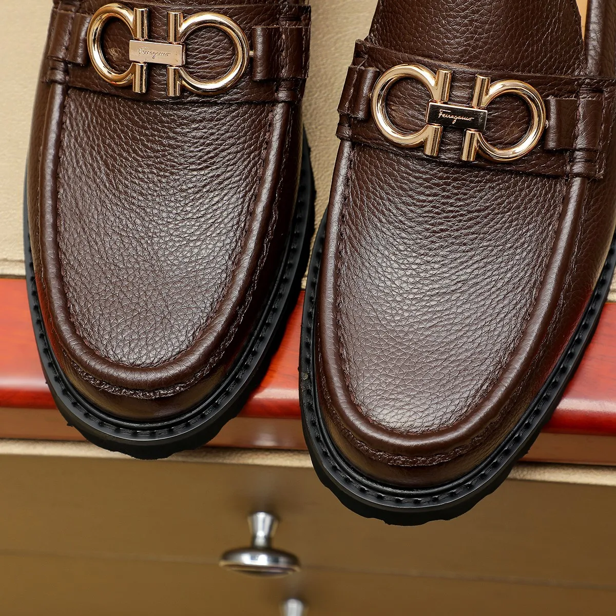 Men's shoes 💰440 Ferragamo [Ferragamo] top imported suit men's shoes 💯Original copy of the official website, product materials: selected imported embossed calfskin + luxury hardware buckle accessories ~ imported water-dyed cow 🐂 leather lining. Strong three-dimensional visual effect, original combination outsole, multiple colors available😘 Size: 39-44 (38.45.46. Customized)